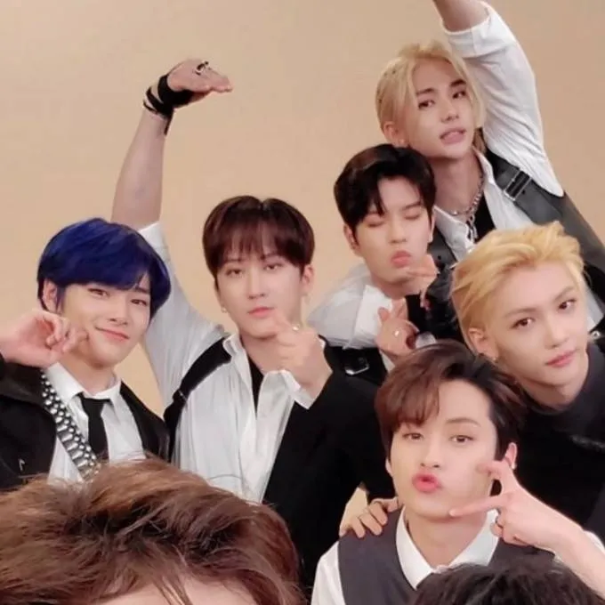 chat with ai character: Straykids 🙃