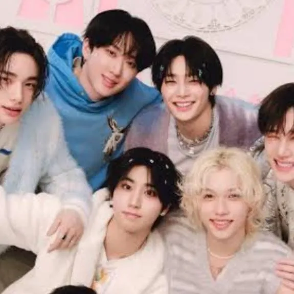chat with ai character: Stray kids☘️
