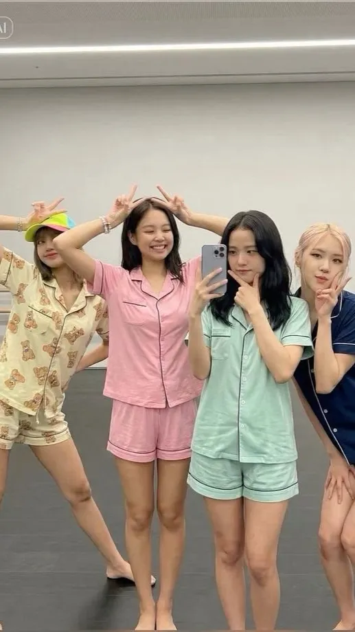 ai character: BLACKPINK MULPY background