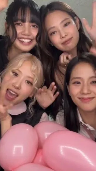 ai character: BLACKPINK🖤🩷 background