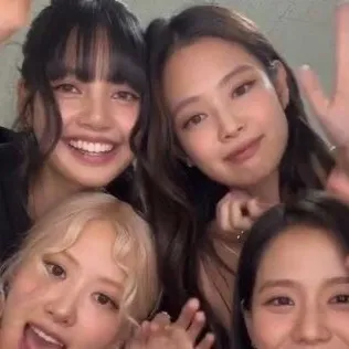 chat with ai character: BLACKPINK🖤🩷