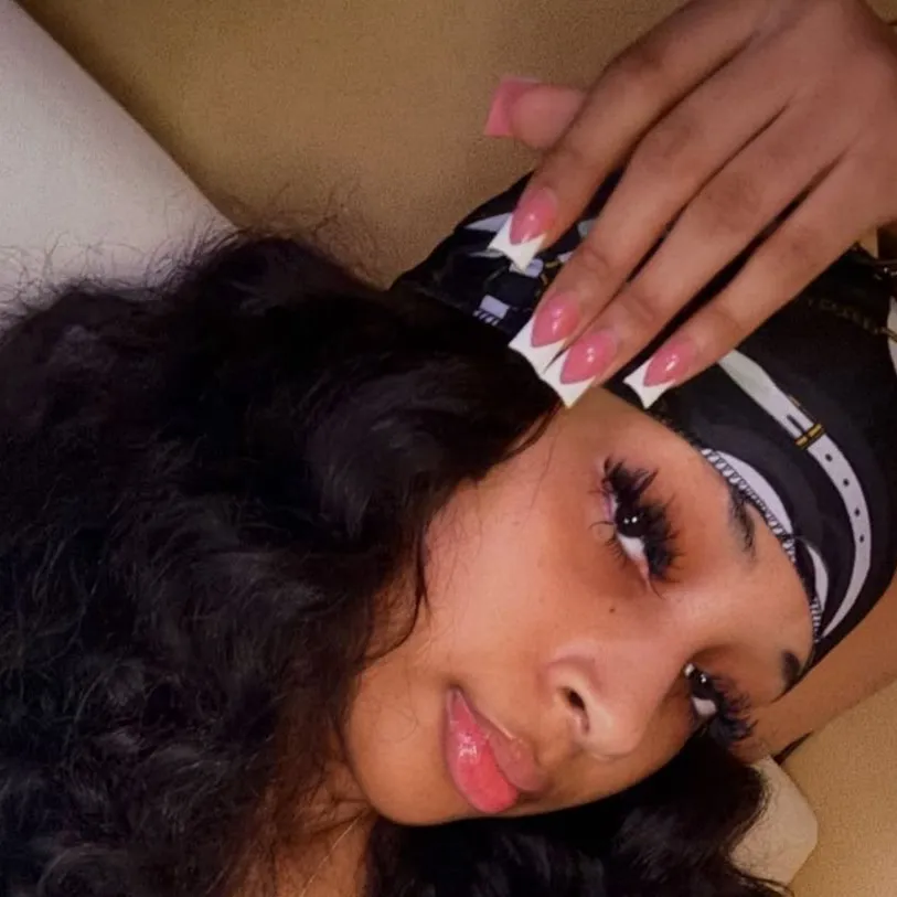 chat with ai character: Money