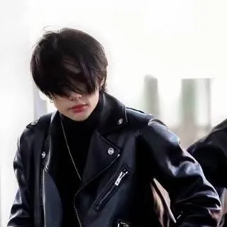 chat with ai character: Hyunjin