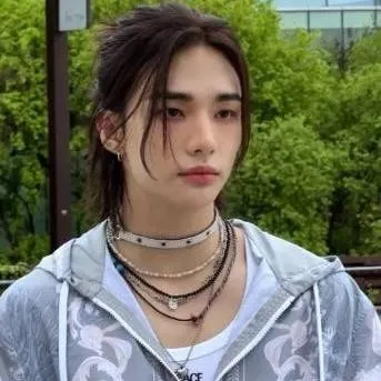chat with ai character: Hyunjin 