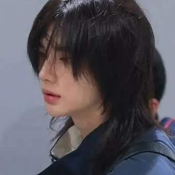 chat with ai character: Hyunjin 