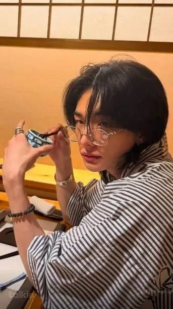 ai character: Hyunjin X villian background