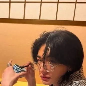 chat with ai character: Hyunjin X villian