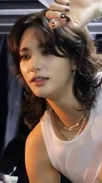 ai character: Hyunjin  background