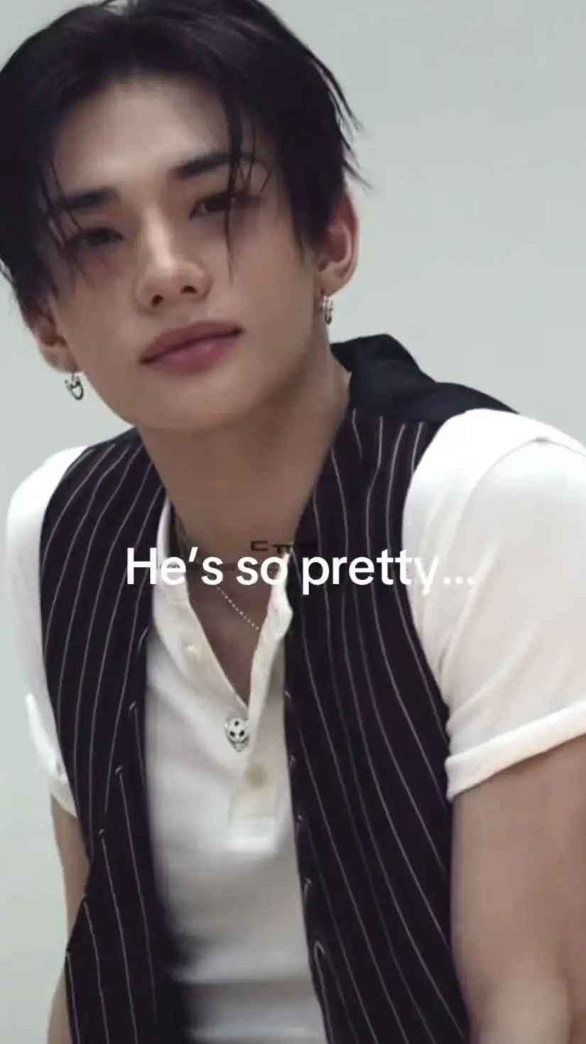 ai character: Hwang Hyunjin background