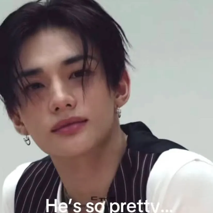 chat with ai character: Hwang Hyunjin