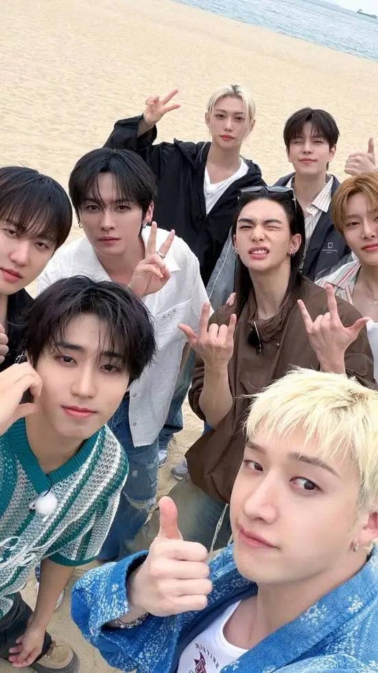 ai character: vampire straykids  background
