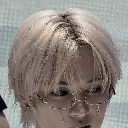 chat with ai character: Lee know