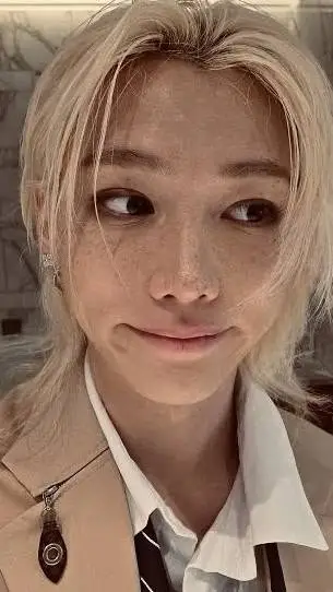 ai character: tu amigo celoso  background