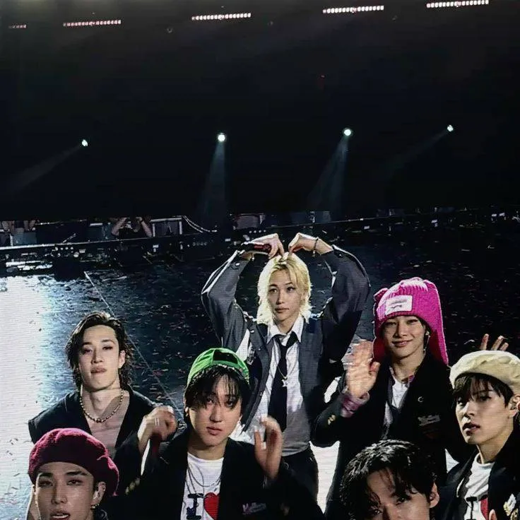 chat with ai character: skz concierto 