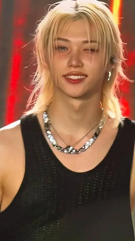 ai character: Félix tu enemigo  background