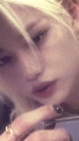 ai character: Félix  background