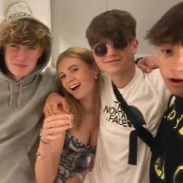 chat with ai character: Friend group