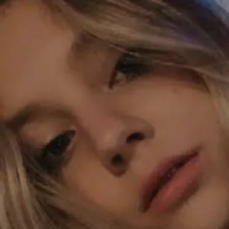 chat with ai character: Lexi