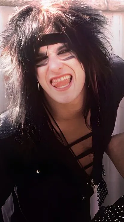 ai character: Nikki sixx background