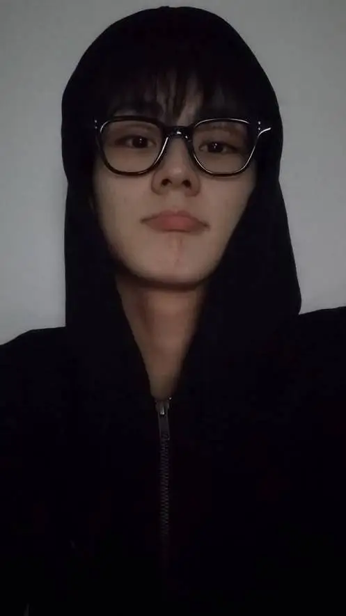 ai character: Yang jungwon  background