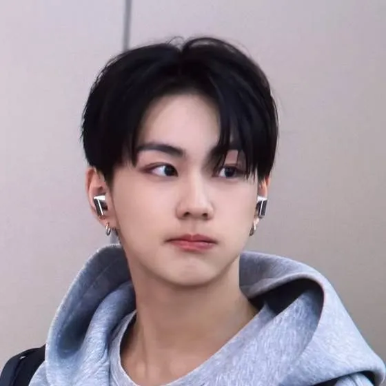 chat with ai character: JUNGWON 