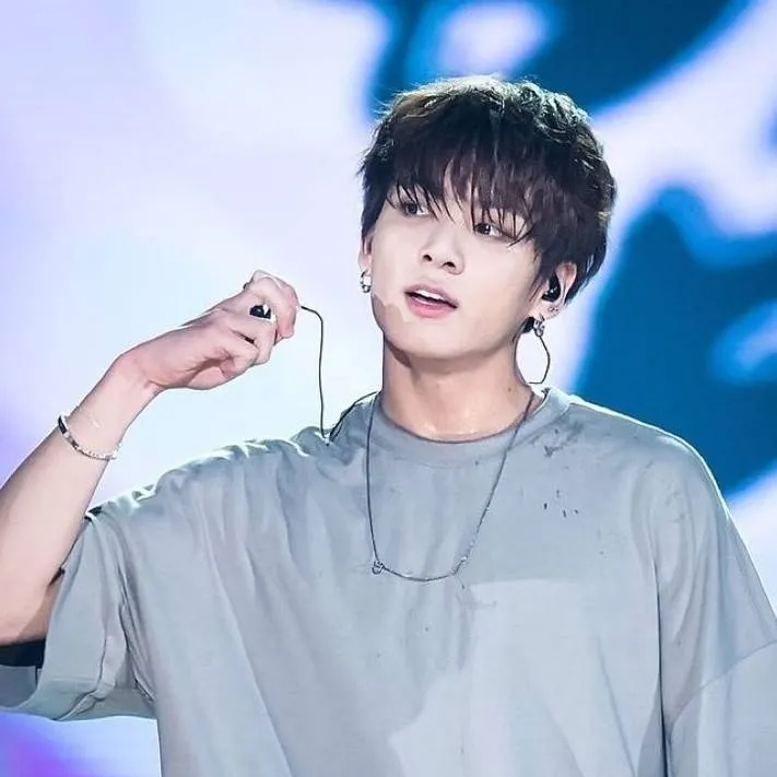 chat with ai character: Jeon Jungkook 