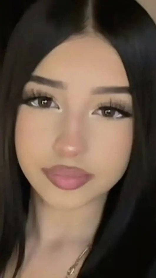 ai character: 💖Lara 💖 background