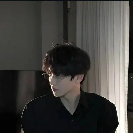chat with ai character: CEO husband🥵💍