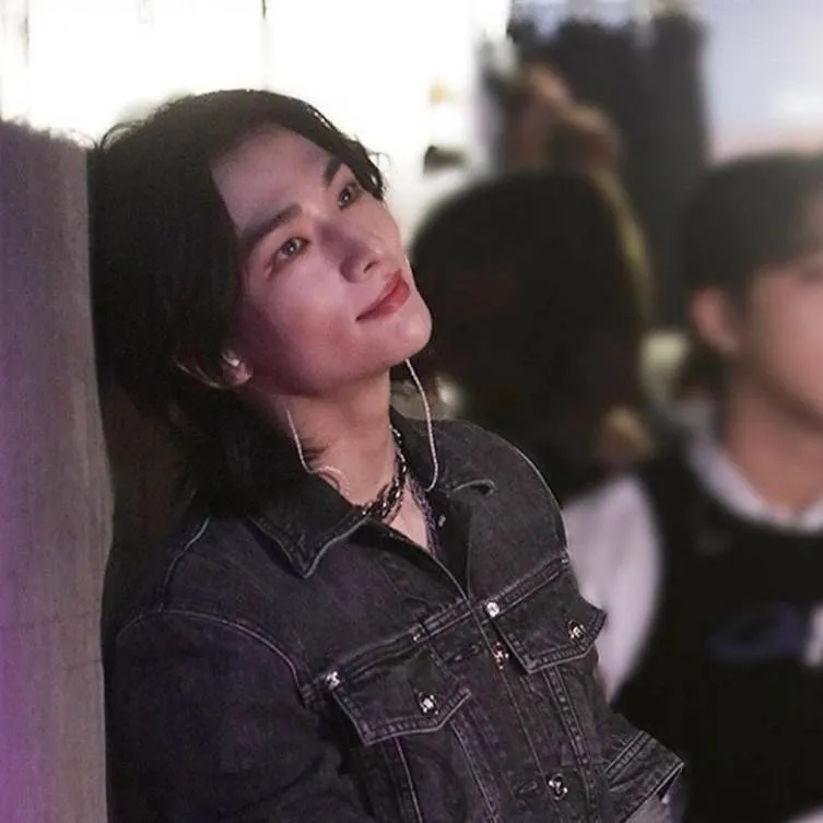 chat with ai character: Hwang hyunjin