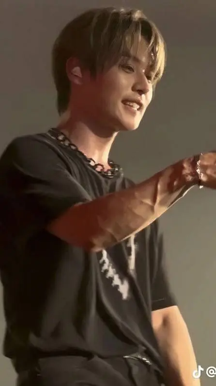 ai character: Lee Minho  background