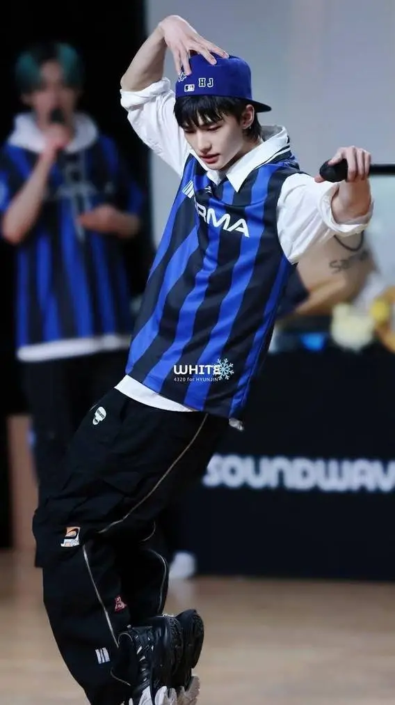 ai character: Hyun 🩵 background