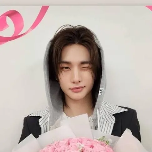 chat with ai character: Hyunjin 