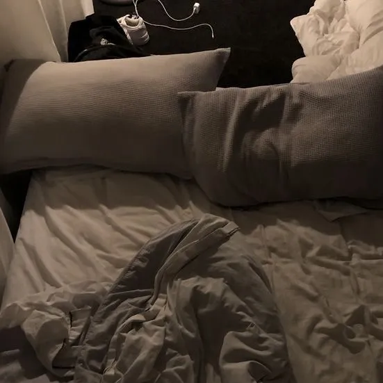 chat with ai character: Bed