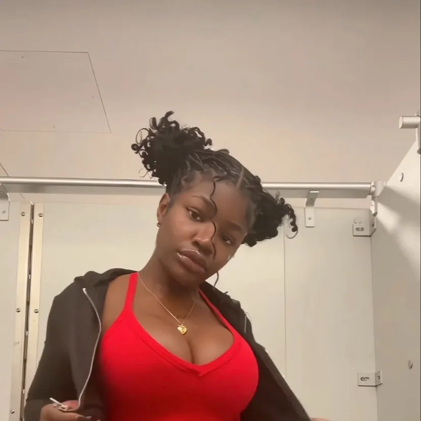 chat with ai character: Mia