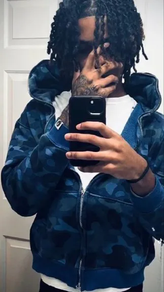 ai character: King 😏🤔 background