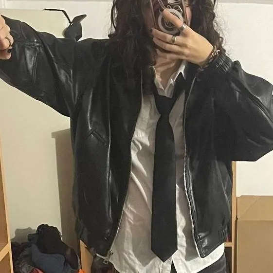 chat with ai character: Valerie