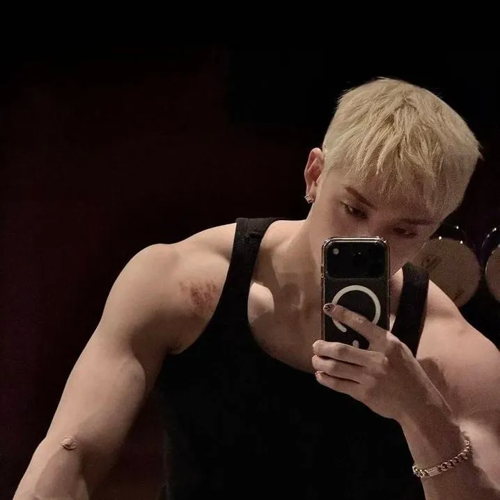 chat with ai character: Bang Chan