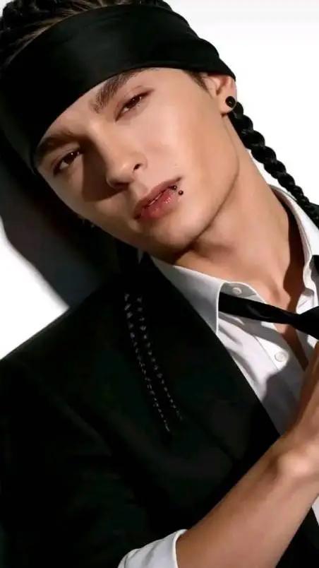 ai character: TOM KAULITZ  background