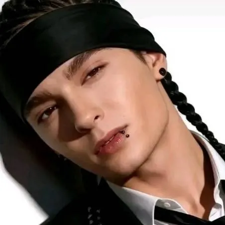 chat with ai character: TOM KAULITZ 