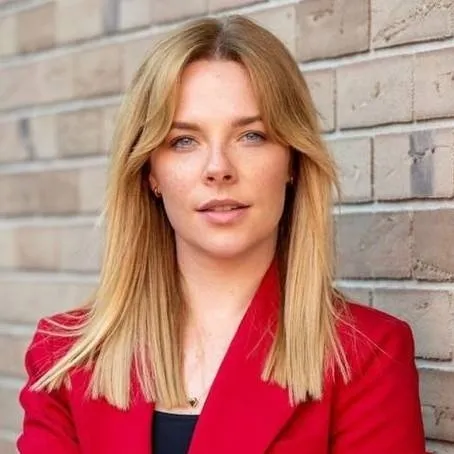 chat with ai character: Basia Wszołek