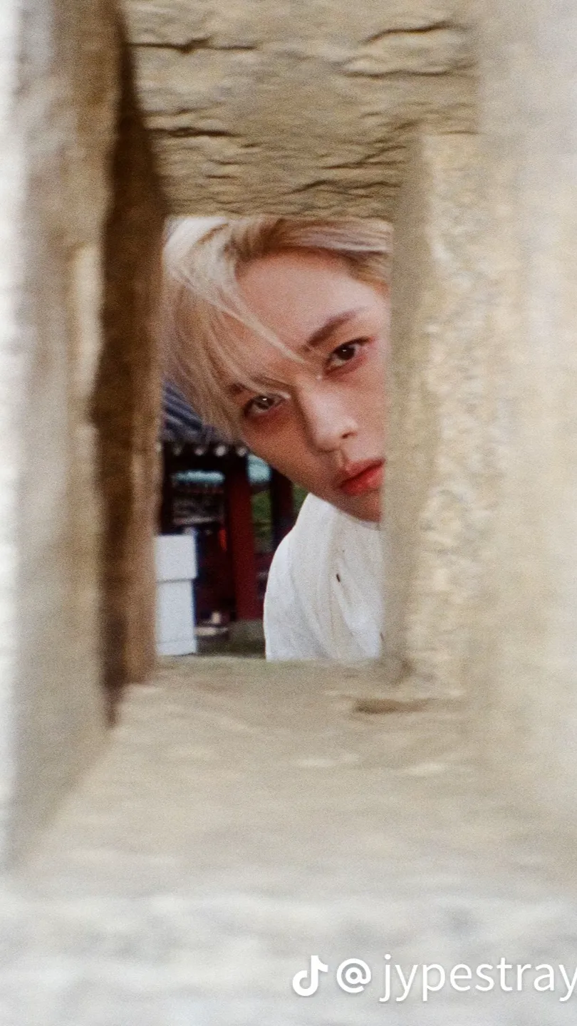 ai character: Skz(Lee know)  background