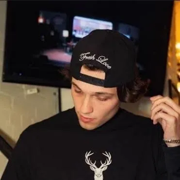 chat with ai character: Chris sturniolo 