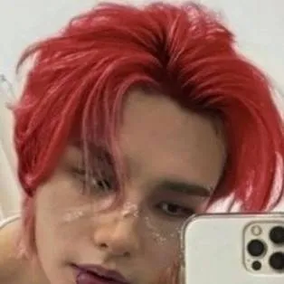 chat with ai character: hyunjin 