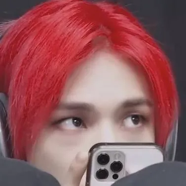 chat with ai character: hyunjin 