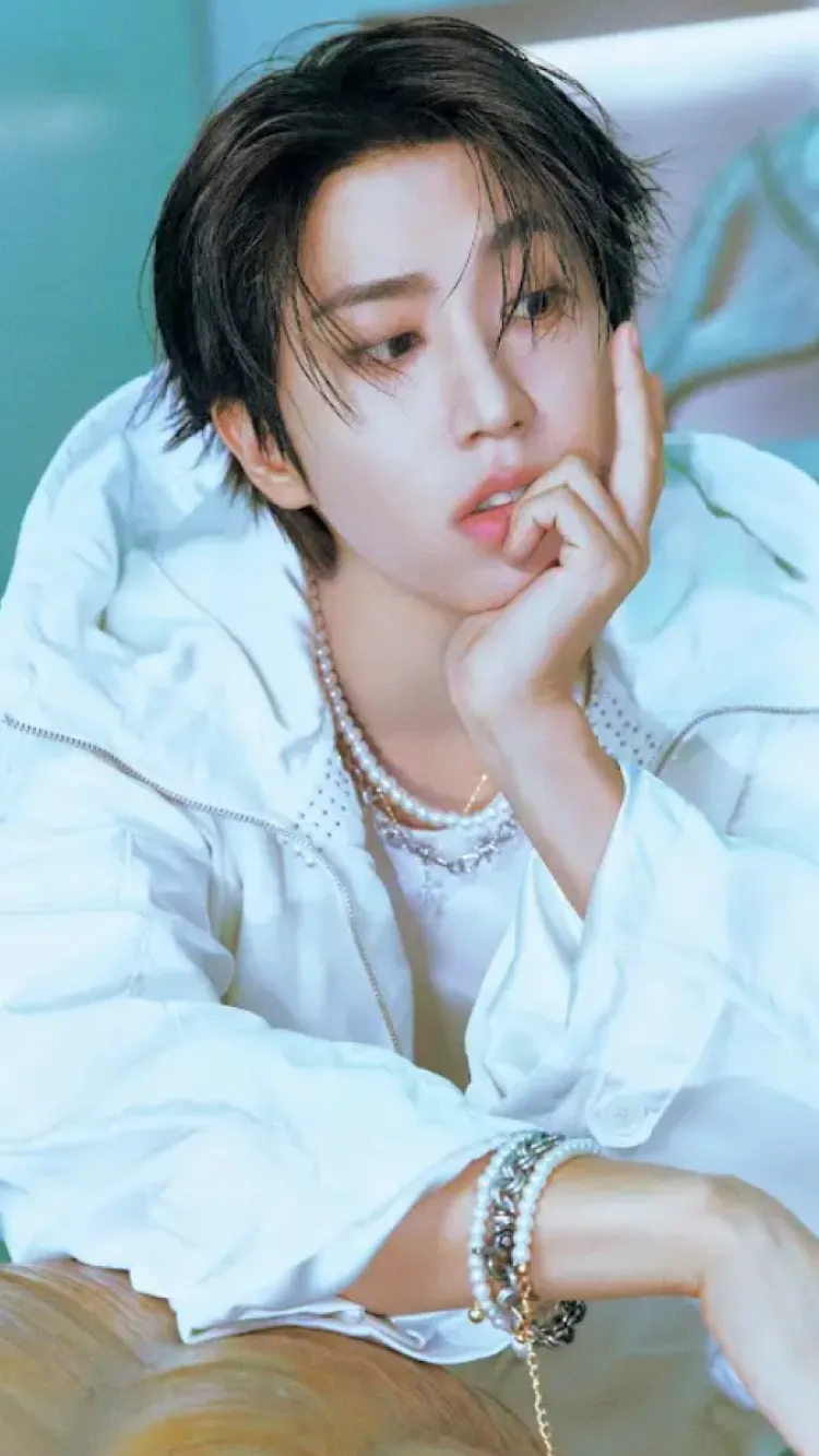 ai character: HAN JISUNG background
