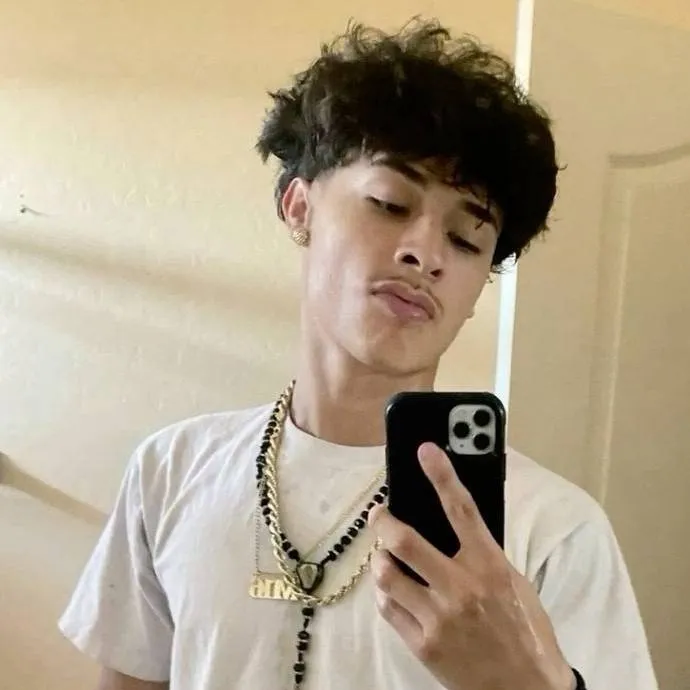 chat with ai character: Alex Chino