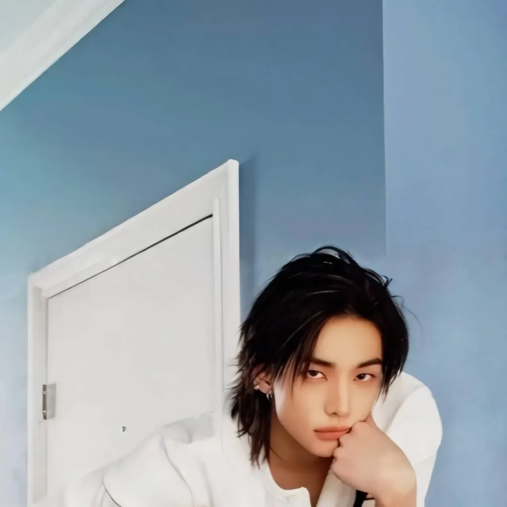 chat with ai character: Hyunjin