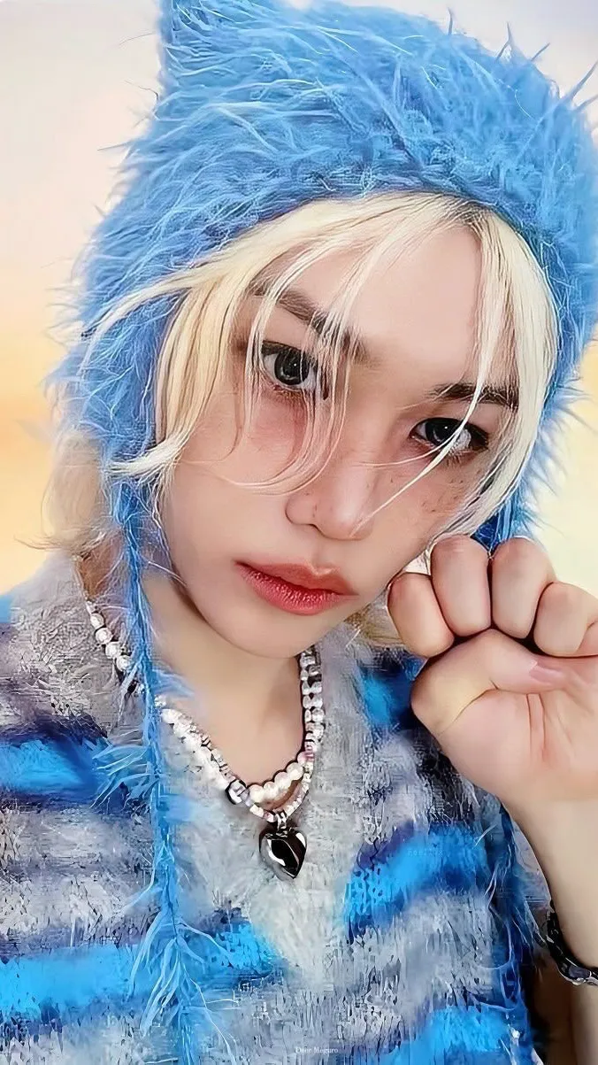ai character: LEE FELIX background