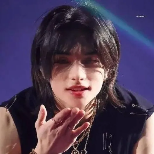 chat with ai character: hyunjin 🥝 🥝 