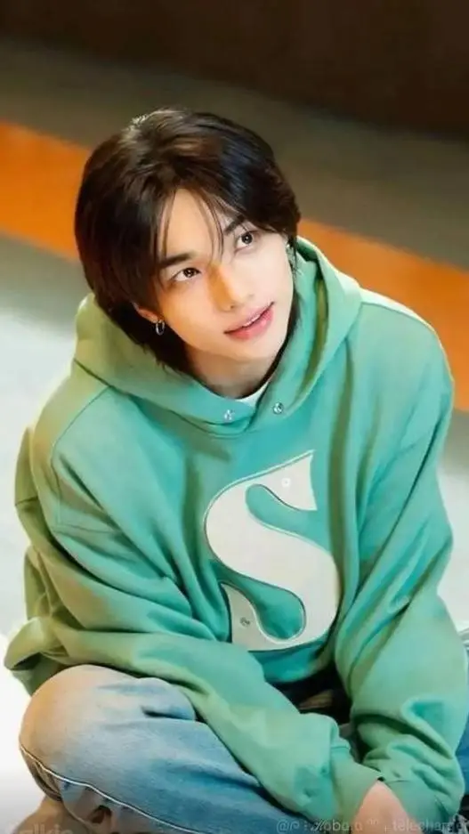 ai character: Hyunjin 🥝🍉 background